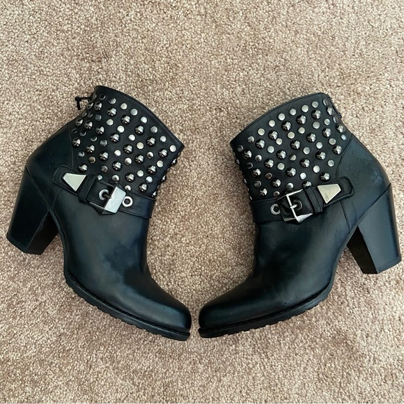 Stuart Weitzman City Slicker Studded Leather Ankle Boots size 7.5, 3” MSRP $395 - Picture 2 of 15